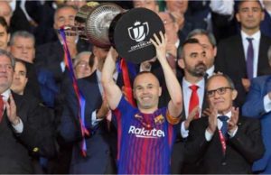 Lionel Messi Biarkan Andres Iniesta Angkat Trofi Sendiri