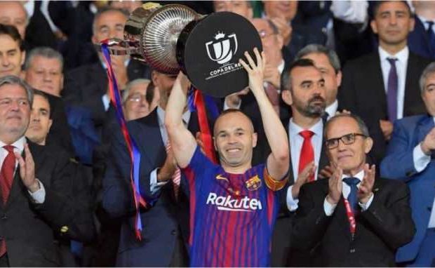 Lionel Messi Biarkan Andres Iniesta Angkat Trofi Sendiri
