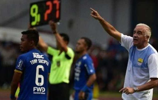 Pelatih Persib Bandung Kecewa Anak Asuhnya Terlalu Banyak Kehilangan Poin