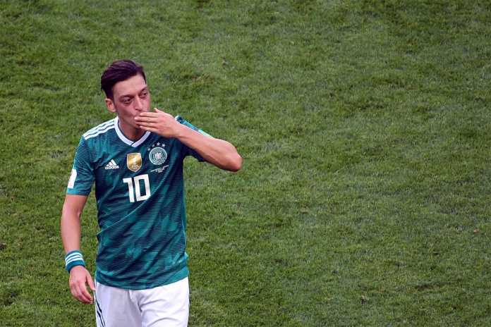 Mantan Pemain Jerman Sebut Mesut Ozil Sebagai Pengecut