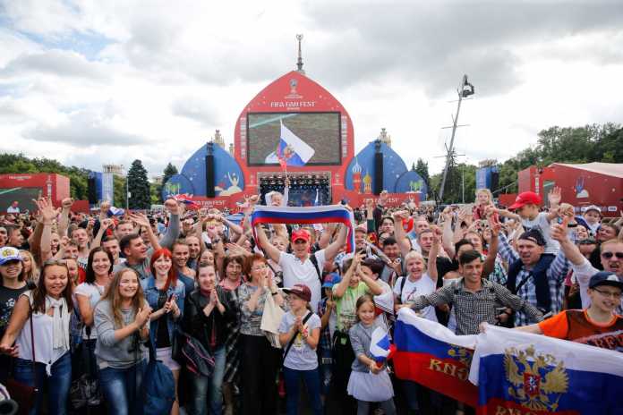 Para Suporter Sambut Meriah Timnas Rusia di FIFA Fan Fest