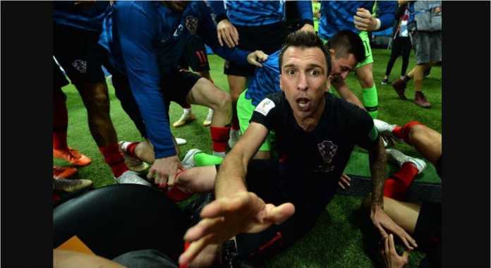 Seorang Fotografer Sampai Tertindih Saat Para Pemain Kroasia Rayakan Gol