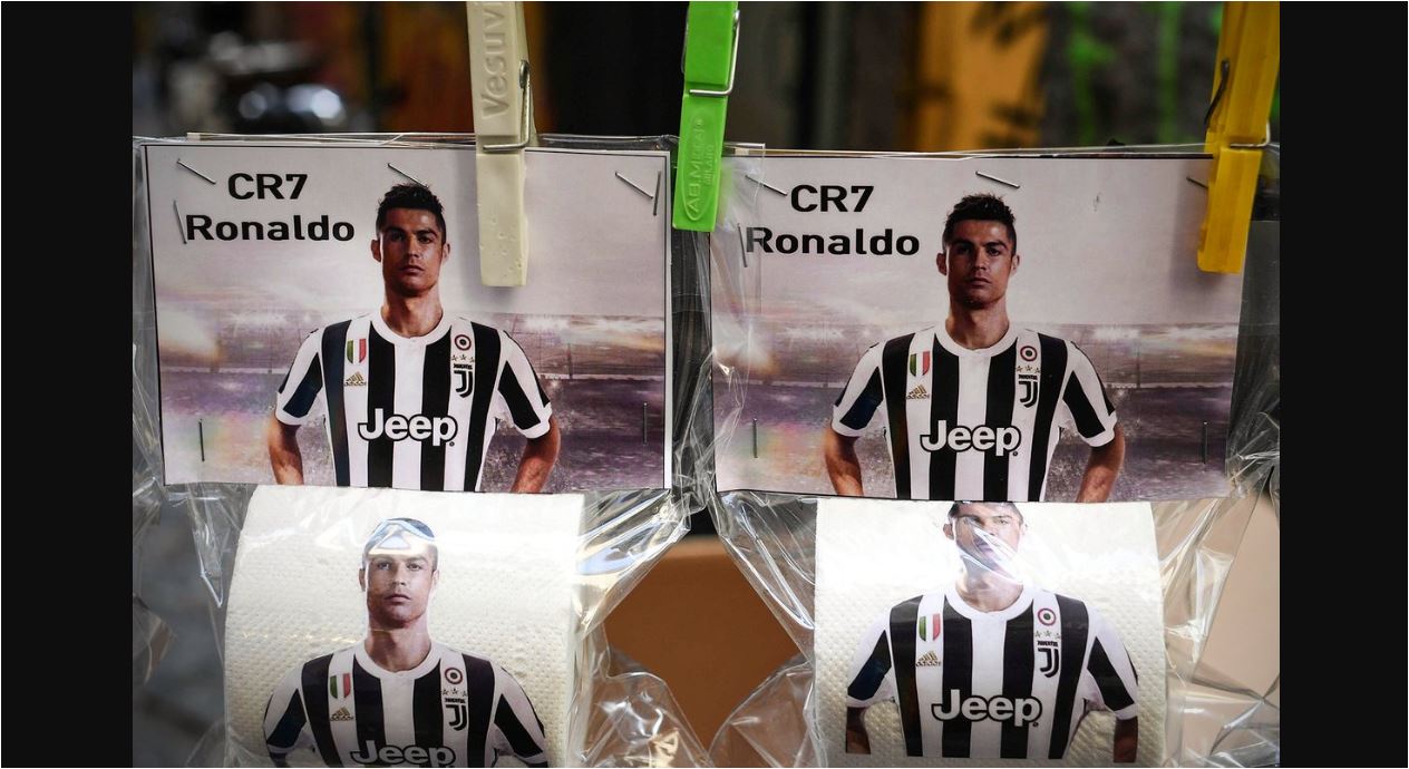 Suporter Napoli Jadikan Foto Cristiano Ronaldo Sebagai Tisu WC
