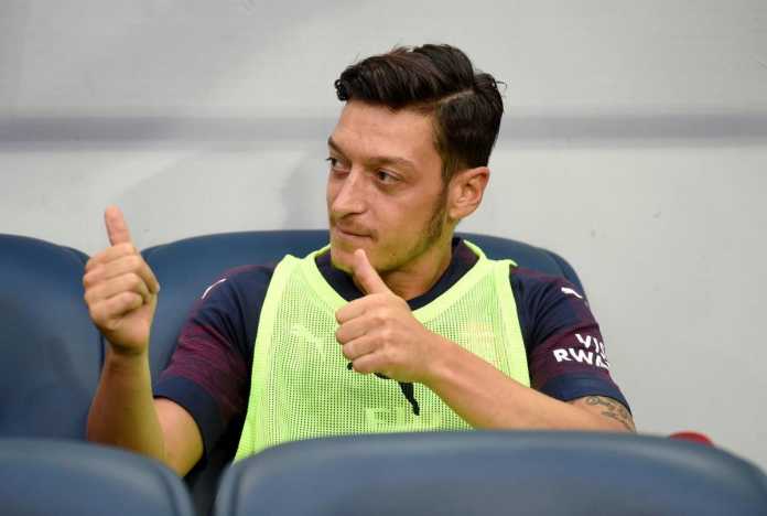 Pelatih Arsenal Ingin Seluruh Skuatnya Dukung Mesut Ozil
