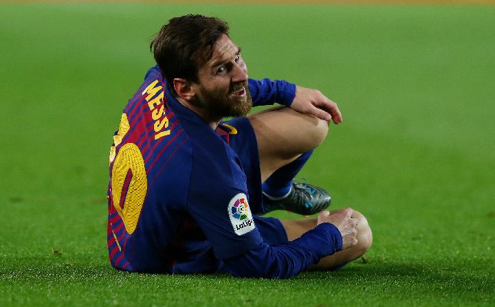 Messi Harus Absen Usai Alami Retak Tulang Lengan Kanan