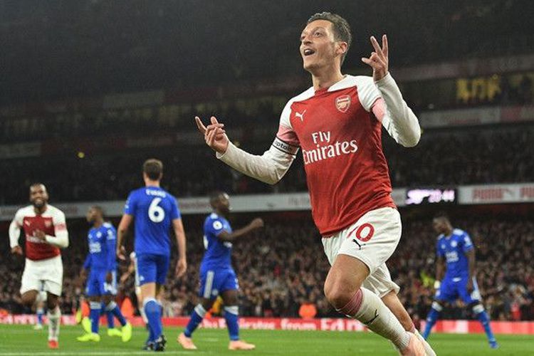 Pelatih Arsenal Mengaku Bangga dengan Penampilan Mesut Özil