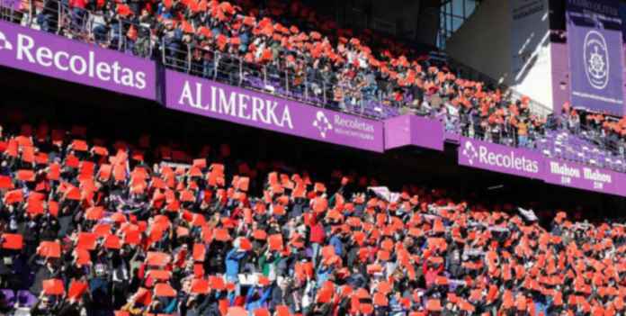 Fans Real Valladolid Saat Hadapi Celta Vigo Berikan Kartu Merah VAR