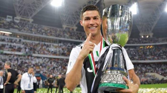 Ronaldo Raih Trofi Pertamanya di Italia dengan Juventus