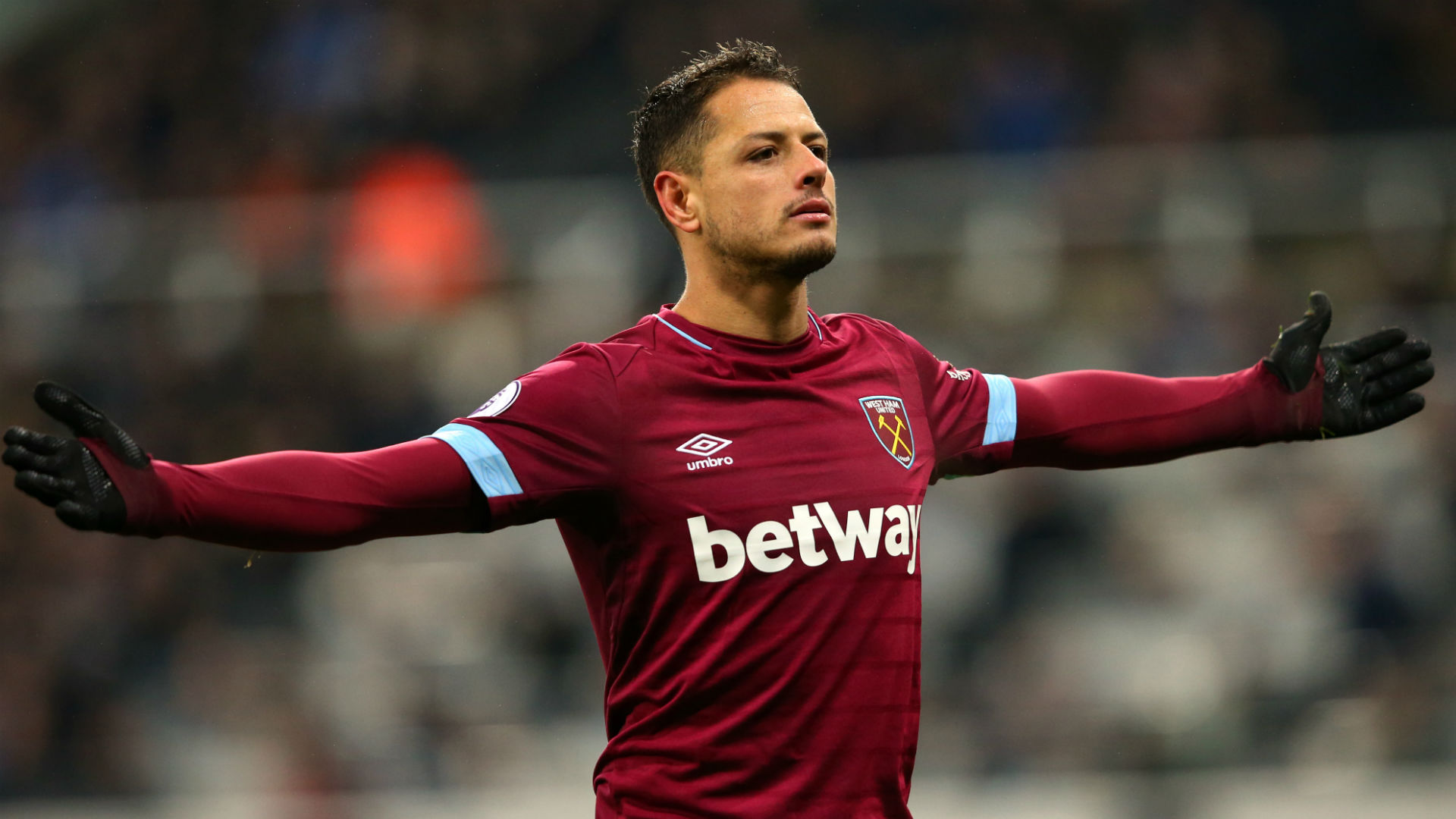 Chicharito yang Mencetak Gol Menggunakan Tangan